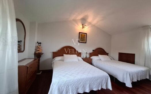 Amplia casa independiente con piscina, jardín y múltiples espacios exteriores