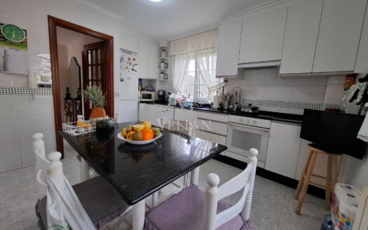Amplia casa independiente con piscina, jardín y múltiples espacios exteriores