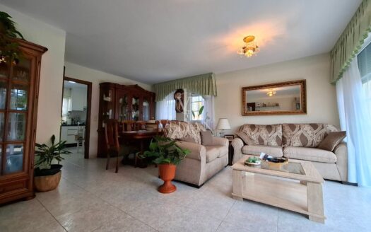 Amplia casa independiente con piscina, jardín y múltiples espacios exteriores