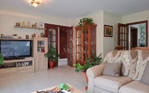 Amplia casa independiente con piscina, jardín y múltiples espacios exteriores