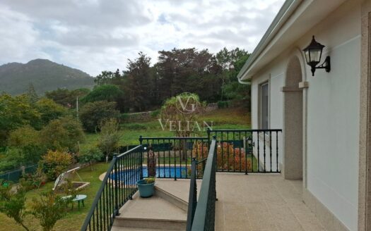 Amplia casa independiente con piscina, jardín y múltiples espacios exteriores