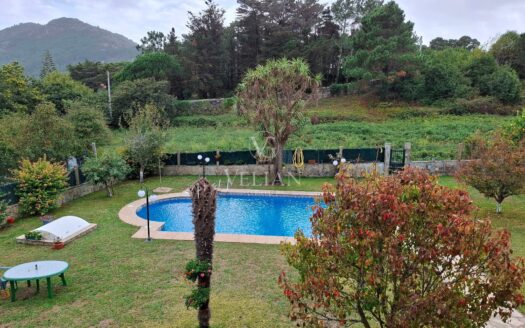 Amplia casa independiente con piscina, jardín y múltiples espacios exteriores