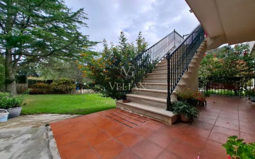 Amplia casa independiente con piscina, jardín y múltiples espacios exteriores