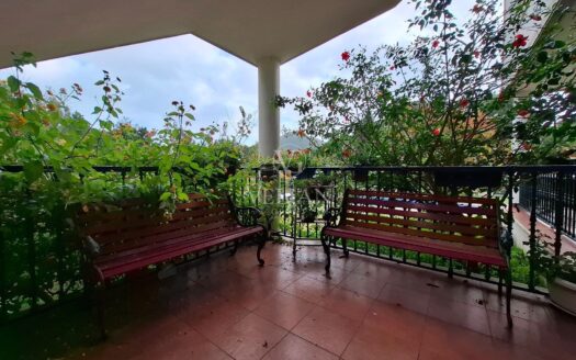 Amplia casa independiente con piscina, jardín y múltiples espacios exteriores