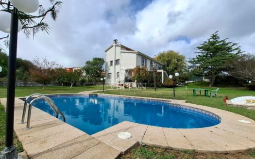 Amplia casa independiente con piscina, jardín y múltiples espacios exteriores