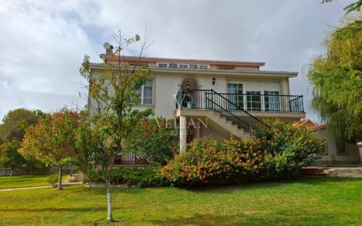 Amplia casa independiente con piscina, jardín y múltiples espacios exteriores