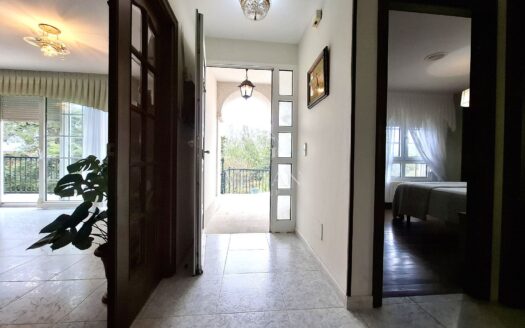 Amplia casa independiente con piscina, jardín y múltiples espacios exteriores