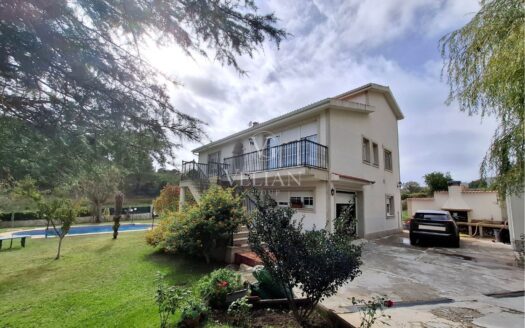 Amplia casa independiente con piscina, jardín y múltiples espacios exteriores
