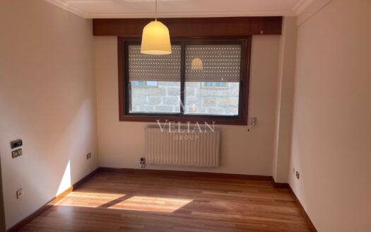 Piso exclusivo con terraza y garaje junto a Plaza España – Vigo