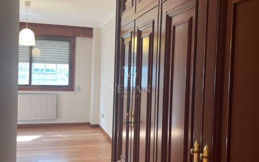 Piso exclusivo con terraza y garaje junto a Plaza España – Vigo