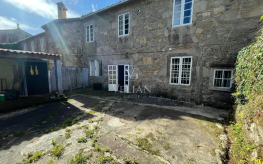 Encantadora casa pareada con finca y patio rústico a 12 km de Santiago de Compostela