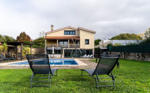 Chalet independiente con piscina interior y exterior a 10 min de Santiago de Compostela
