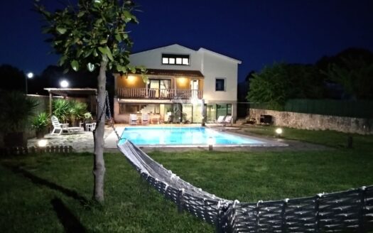 Chalet independiente con piscina interior y exterior a 10 min de Santiago de Compostela
