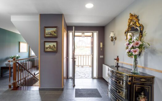 Chalet independiente con piscina interior y exterior a 10 min de Santiago de Compostela