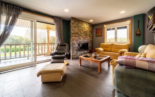 Chalet independiente con piscina interior y exterior a 10 min de Santiago de Compostela