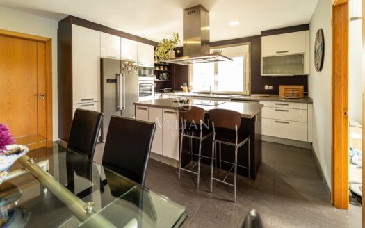 Chalet independiente con piscina interior y exterior a 10 min de Santiago de Compostela