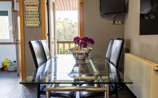 Chalet independiente con piscina interior y exterior a 10 min de Santiago de Compostela