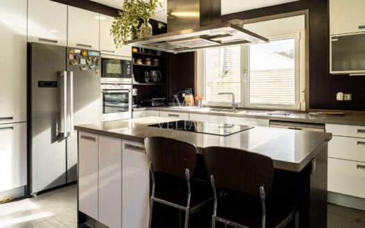 Chalet independiente con piscina interior y exterior a 10 min de Santiago de Compostela