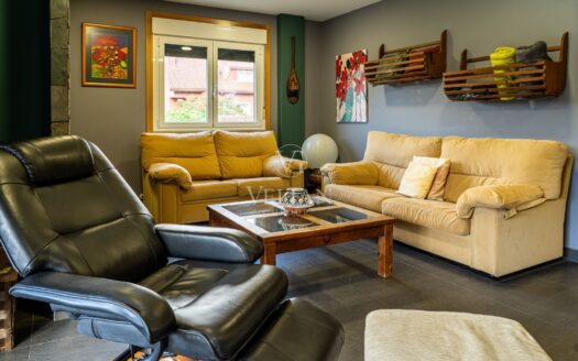 Chalet independiente con piscina interior y exterior a 10 min de Santiago de Compostela