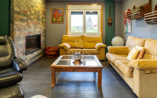 Chalet independiente con piscina interior y exterior a 10 min de Santiago de Compostela