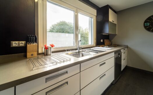 Chalet independiente con piscina interior y exterior a 10 min de Santiago de Compostela