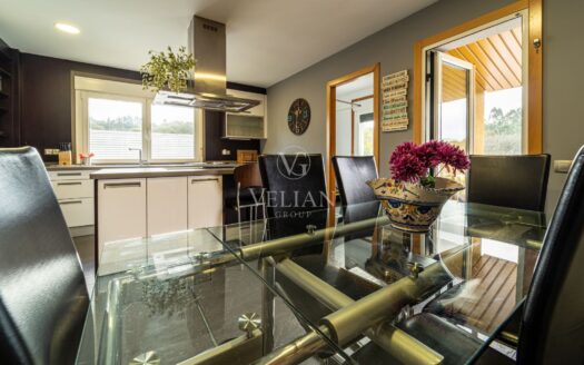 Chalet independiente con piscina interior y exterior a 10 min de Santiago de Compostela