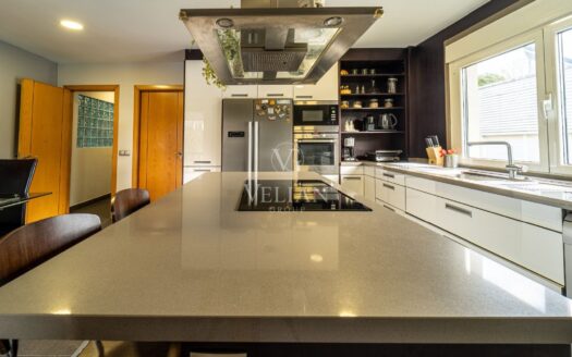 Chalet independiente con piscina interior y exterior a 10 min de Santiago de Compostela