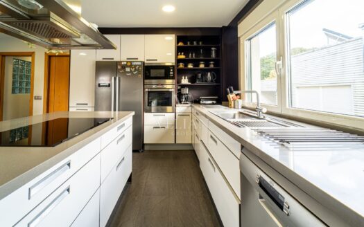 Chalet independiente con piscina interior y exterior a 10 min de Santiago de Compostela