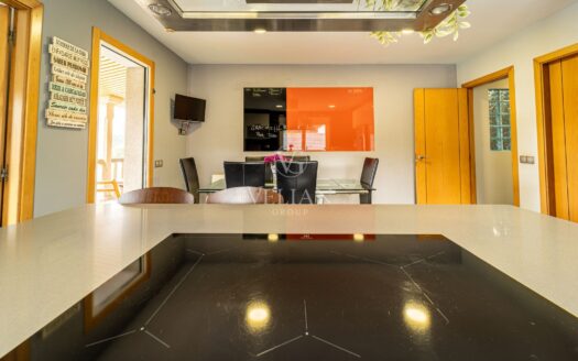Chalet independiente con piscina interior y exterior a 10 min de Santiago de Compostela