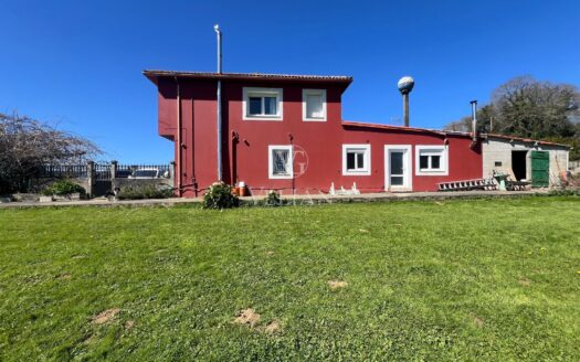 Chalet independiente con gran parcela y vistas a la montaña en Cerceda.