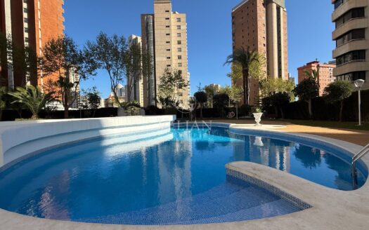 Excelente piso alto con terraza de 50 m², orientación sur y garaje en Benidorm – zona Levante.