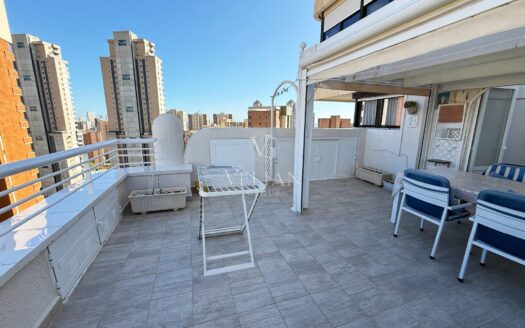 Excelente piso alto con terraza de 50 m², orientación sur y garaje en Benidorm – zona Levante.