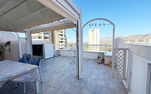 Excelente piso alto con terraza de 50 m², orientación sur y garaje en Benidorm – zona Levante.