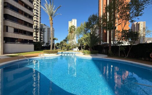 Excelente piso alto con terraza de 50 m², orientación sur y garaje en Benidorm – zona Levante.