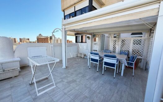 Excelente piso alto con terraza de 50 m², orientación sur y garaje en Benidorm – zona Levante.
