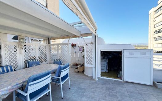 Excelente piso alto con terraza de 50 m², orientación sur y garaje en Benidorm – zona Levante.