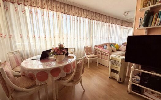 Excelente piso alto con terraza de 50 m², orientación sur y garaje en Benidorm – zona Levante.