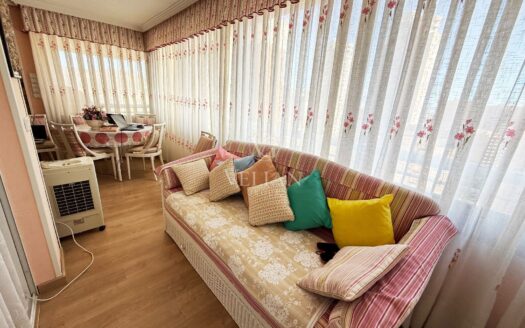 Excelente piso alto con terraza de 50 m², orientación sur y garaje en Benidorm – zona Levante.