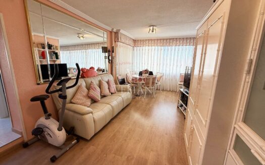 Excelente piso alto con terraza de 50 m², orientación sur y garaje en Benidorm – zona Levante.
