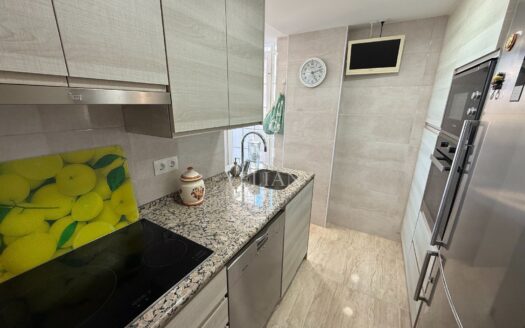 Excelente piso alto con terraza de 50 m², orientación sur y garaje en Benidorm – zona Levante.