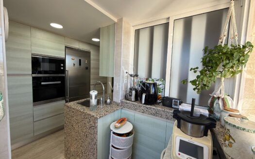 Excelente piso alto con terraza de 50 m², orientación sur y garaje en Benidorm – zona Levante.
