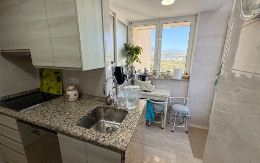 Excelente piso alto con terraza de 50 m², orientación sur y garaje en Benidorm – zona Levante.