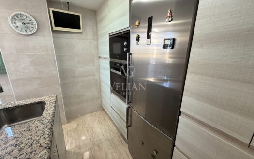 Excelente piso alto con terraza de 50 m², orientación sur y garaje en Benidorm – zona Levante.