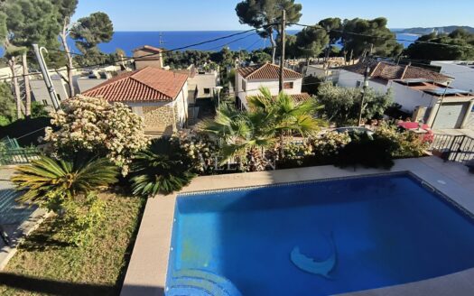 Villa moderna con vistas al mar a 250 m de la playa en Platja d’Aro – Diseño, eficiencia y ubicación.