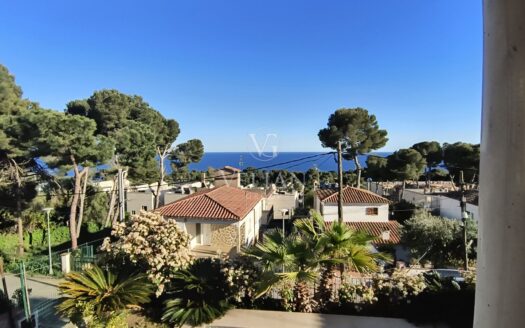 Villa moderna con vistas al mar a 250 m de la playa en Platja d’Aro – Diseño, eficiencia y ubicación.