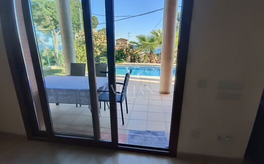 Villa moderna con vistas al mar a 250 m de la playa en Platja d’Aro – Diseño, eficiencia y ubicación.