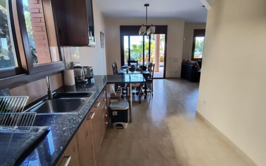 Villa moderna con vistas al mar a 250 m de la playa en Platja d’Aro – Diseño, eficiencia y ubicación.