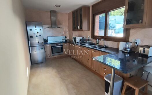 Villa moderna con vistas al mar a 250 m de la playa en Platja d’Aro – Diseño, eficiencia y ubicación.
