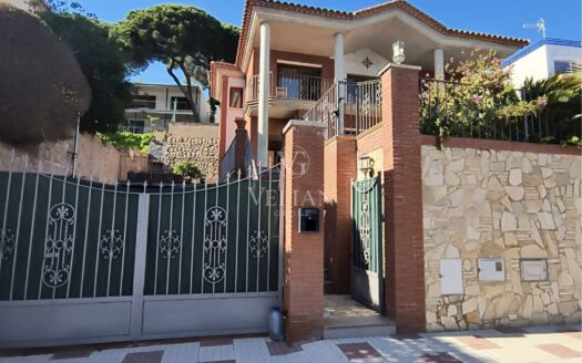 Villa moderna con vistas al mar a 250 m de la playa en Platja d’Aro – Diseño, eficiencia y ubicación.