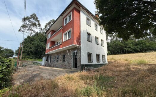 Chalets Independientes · Touro